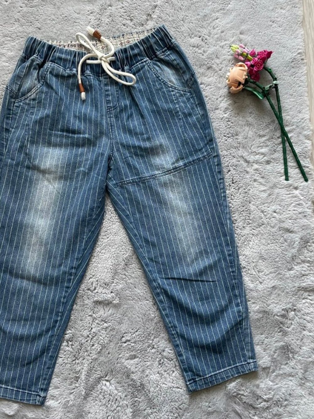 Women's Cropped Balloon-Fit Striped Jeans — Size 28 (S/M)